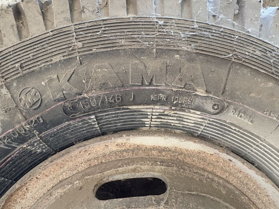 Гуми с джанти за камион