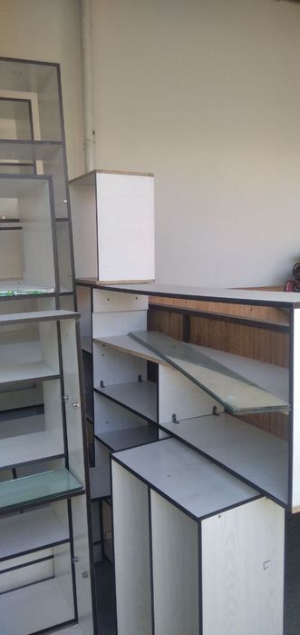 Do'kon uchun polka va stilajlar