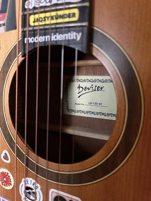 Акустическая гитара бренда «Deviser»
