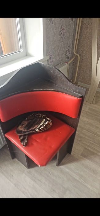 Угловой кухонный диванчик