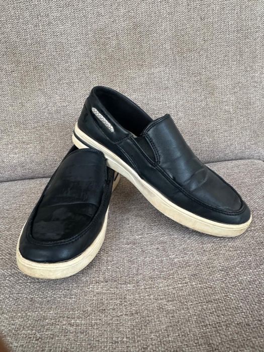 Аяқ киім сатылады.