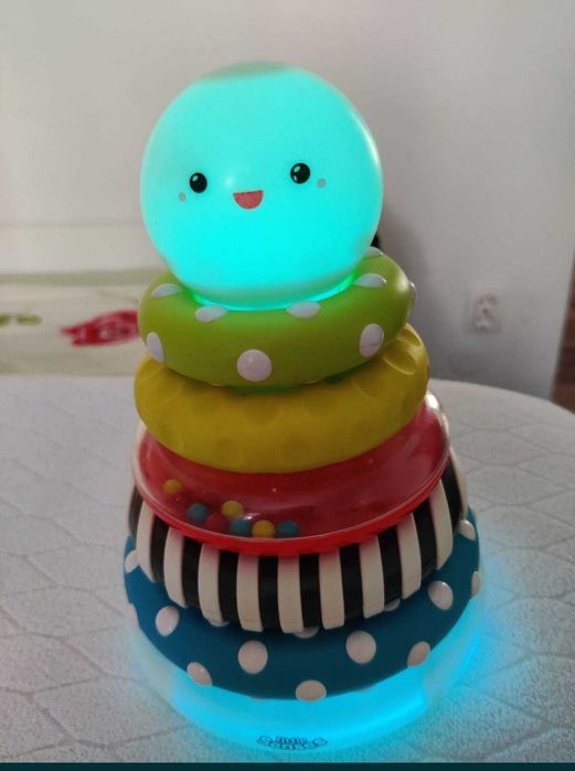 Joc piramida de stivuit cu cercuri si lumini