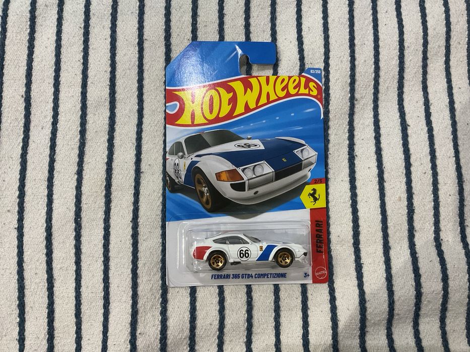 Продам или обменяю модель хот вилс феррари