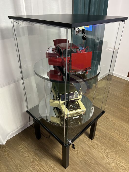 Macheta Dacia 1300, 1:8 si Macheta Aro 240 + vitrina