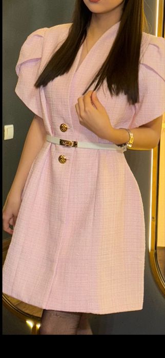 Женское розовое твидовое платье