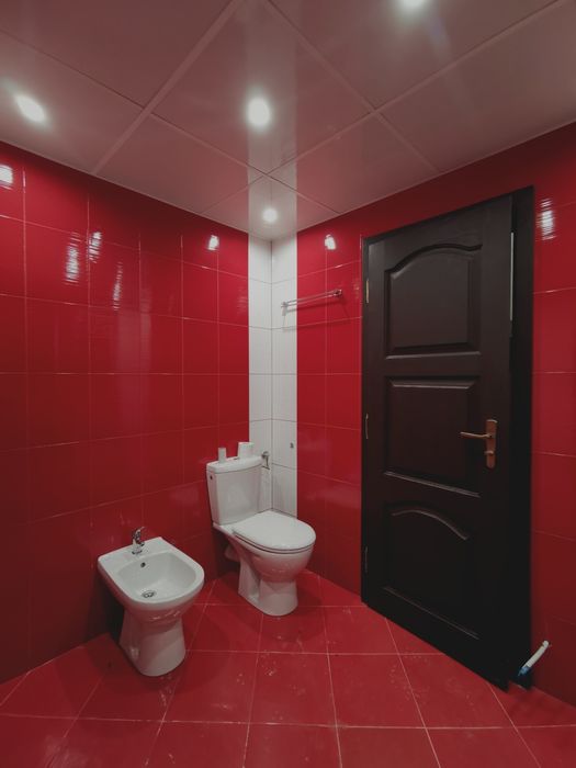 Под наем - Тухлена къща след основен ремонт, двор и барбекю в центъра