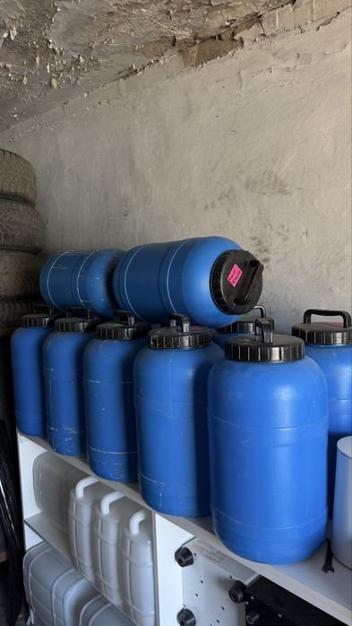 Канистры по 25л каждая