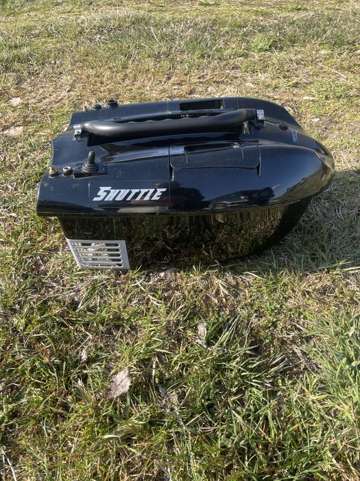 Лодка за захранка и теглене на въдици