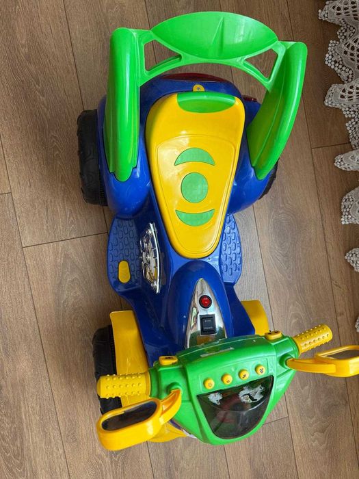 Детска кола с педал на акумулаторна батерия