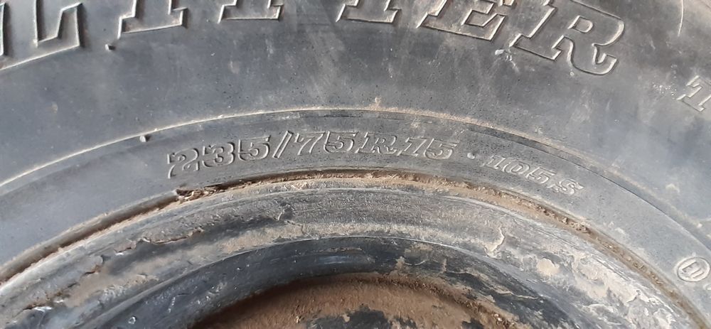 Продавам гуми със джанти за Уаз 235/75 15