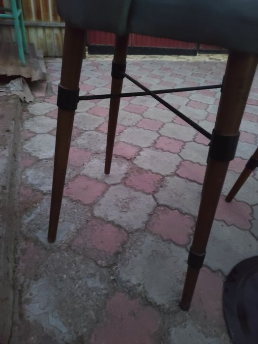 Продам барный стол со стульями