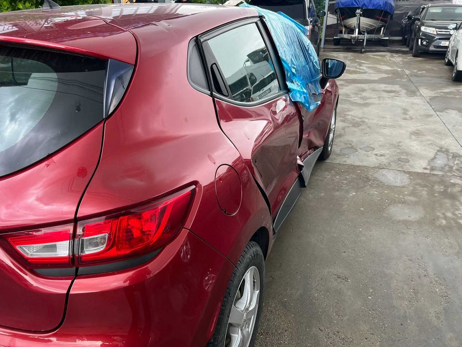 Renault Clio 4 facelift 2019 Avariat 0.9 tce 106.000 km aer conditionat bose usor avariat deplasabil