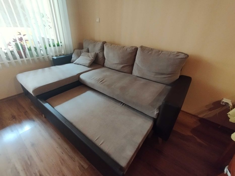 Разтегателен диван с лежанка