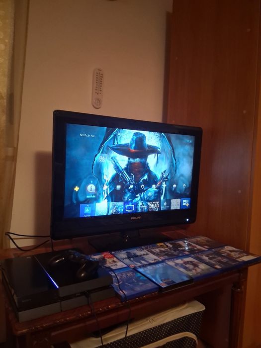 Vand Sony PS 4, 500GB, plus 10 jocuri extra, in stare impecabila.