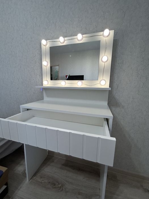 Туалетный столик с зеркалом