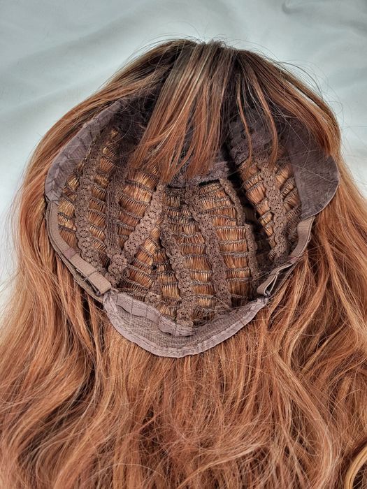 Peruca roscata cu par lung in valuri si breton