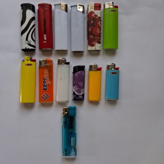 Продавам запалки за цигари.