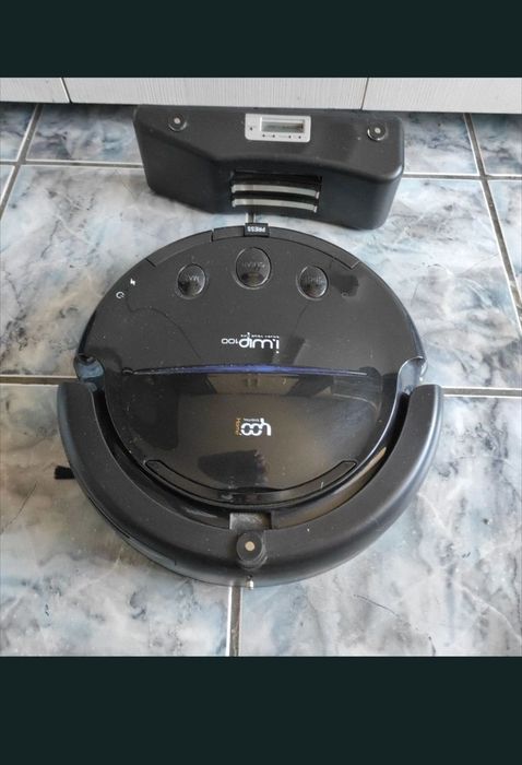 Robot pentru curățenie în stare bună de funcționare.
Nu avem incarcatorul.