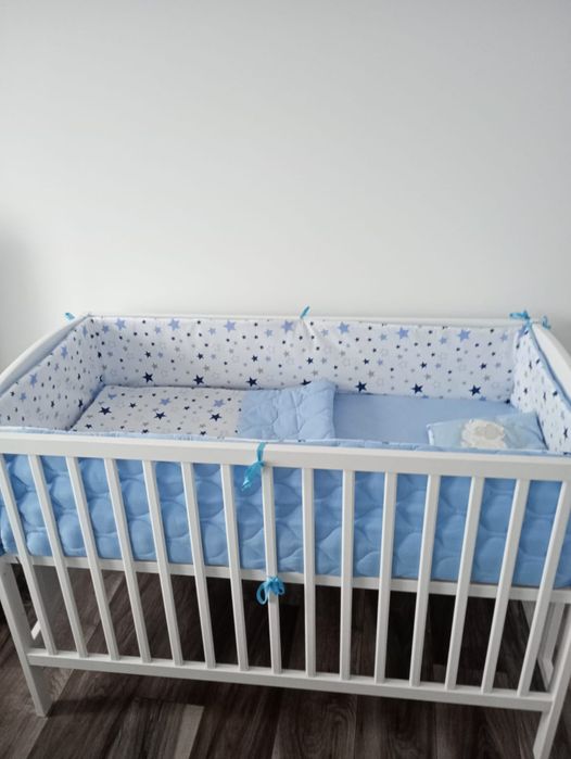 Pătuț de bebe alb,scoica mașină,scaun de masa