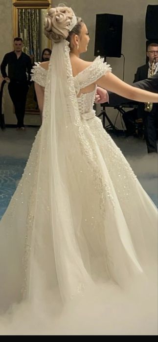 Vand rochii mireasa tip printesa si tip sirena cu trena detasabila