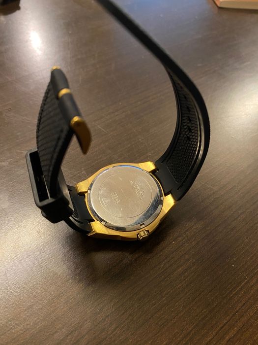 Часовник Guess Черно/Златно