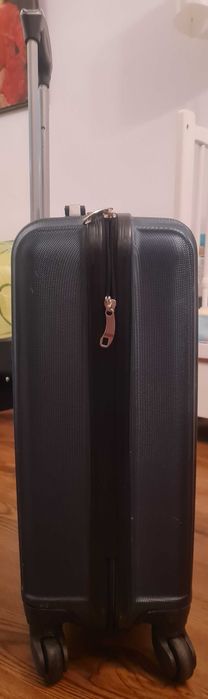 Куфар с четири колела