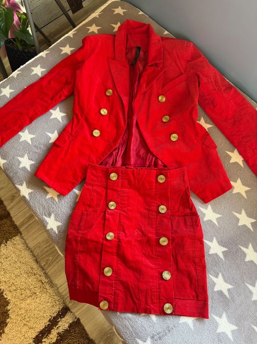 Дамски официален костюм