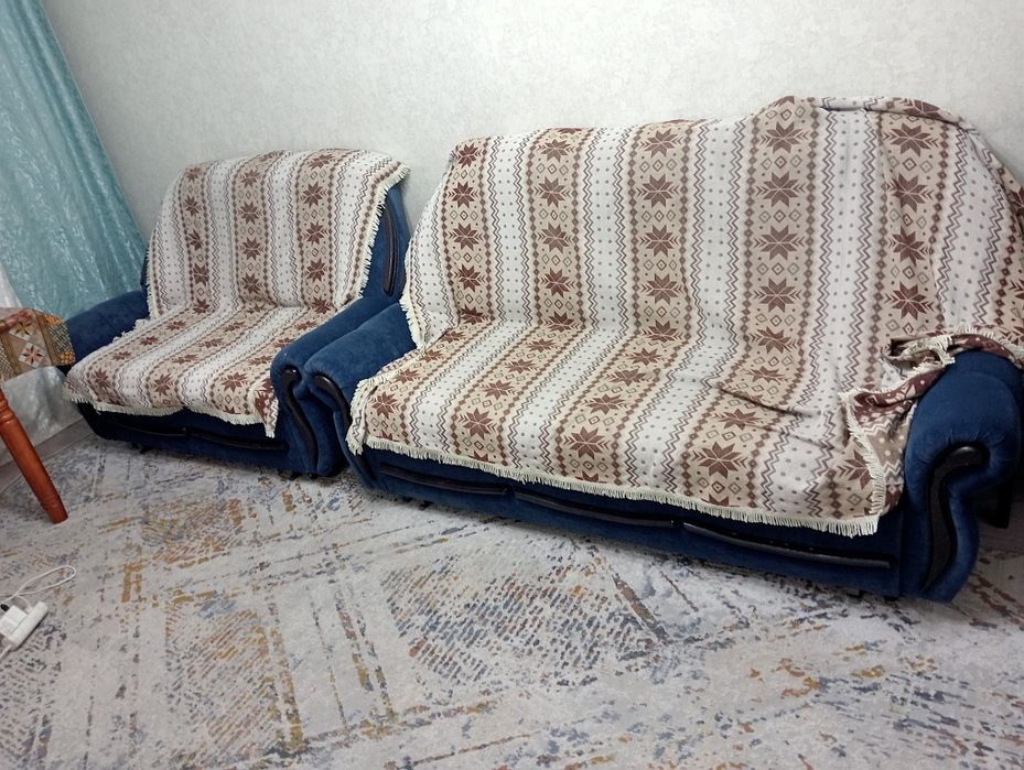 Продам стол стулья и два дивана