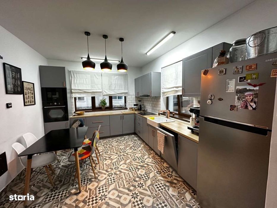 Proprietate independentă energetic format din 2 case si anexe