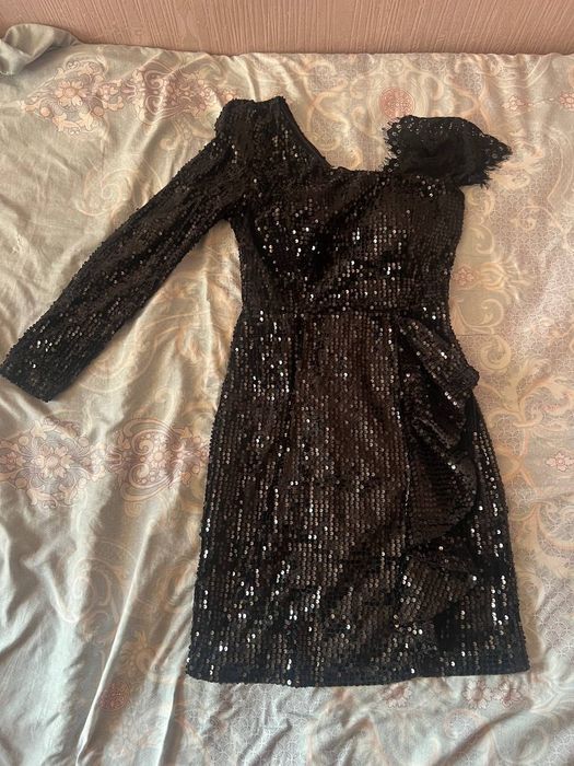 Чёрное платье в пайетках
