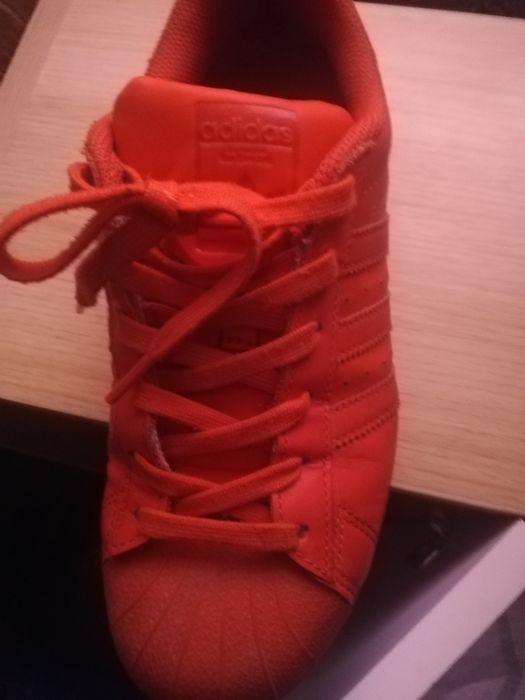 Vând adidași superstar