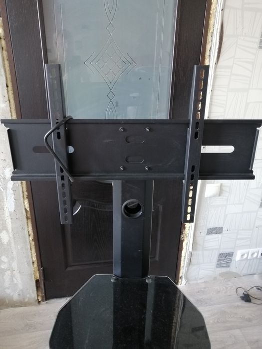 Стеклянная полка под телевизор.