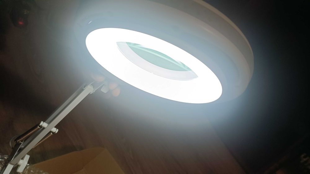 Лед лампа с лупа за бюро. Козметична лампа с лупа.