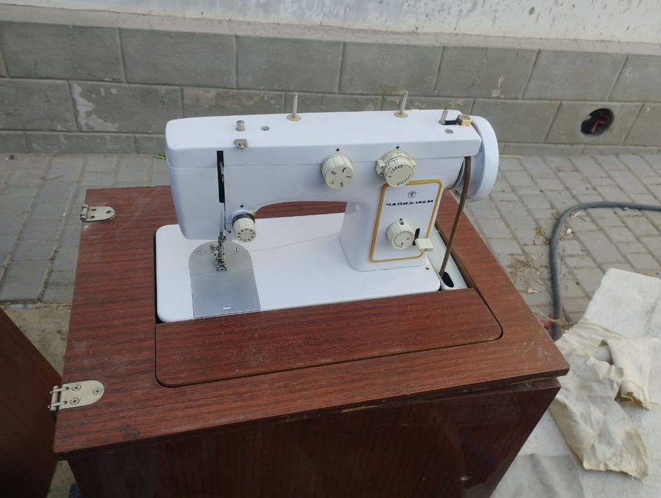 Швейная машинка на подставке