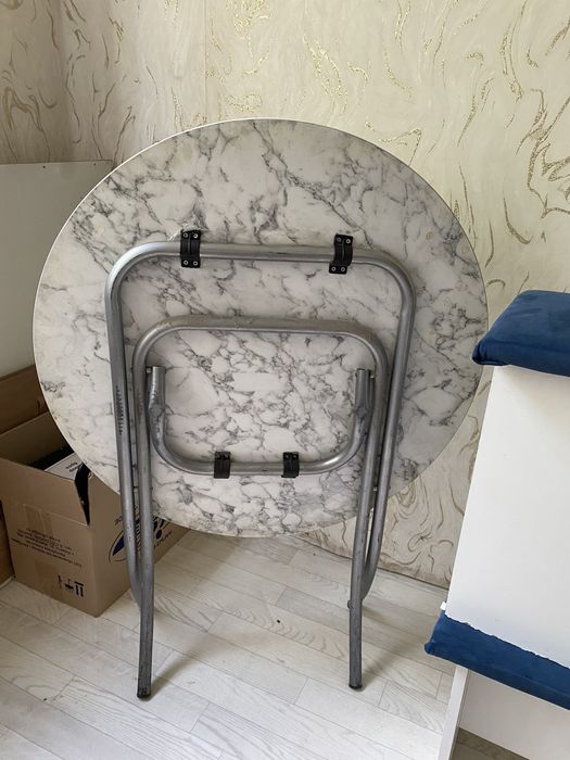 Стол и стулья для кухний