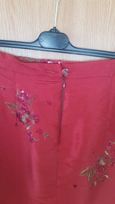 Costumaș visiniu de ocazie