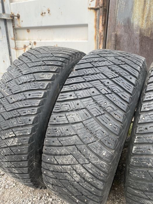 Шины зимние Goodyear  235/55/18
