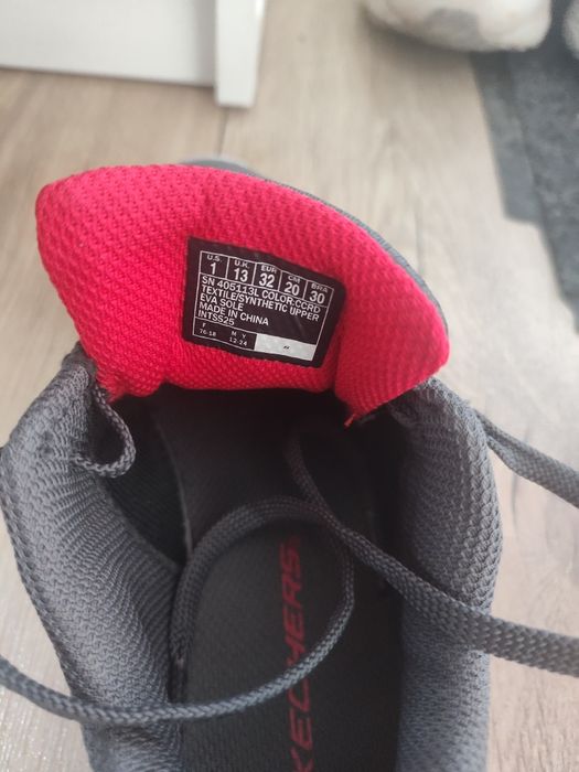 Продам детские кроссовки Skechers