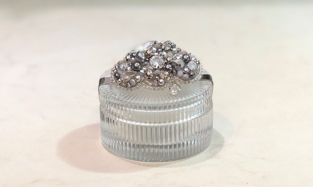 Цветни брошки от камъни и мъниста