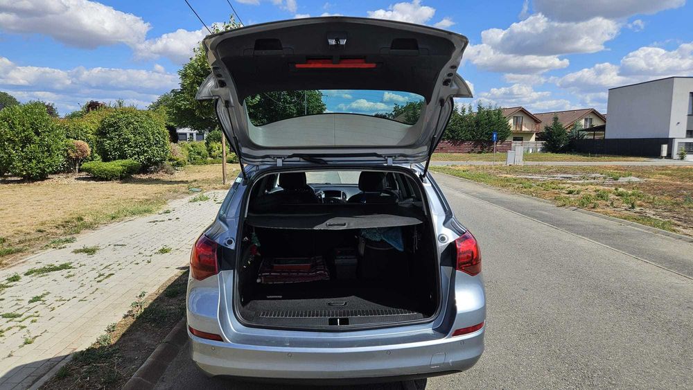 Vând Opel Astra J Sports Tourer 2011, 1.7 Diesel