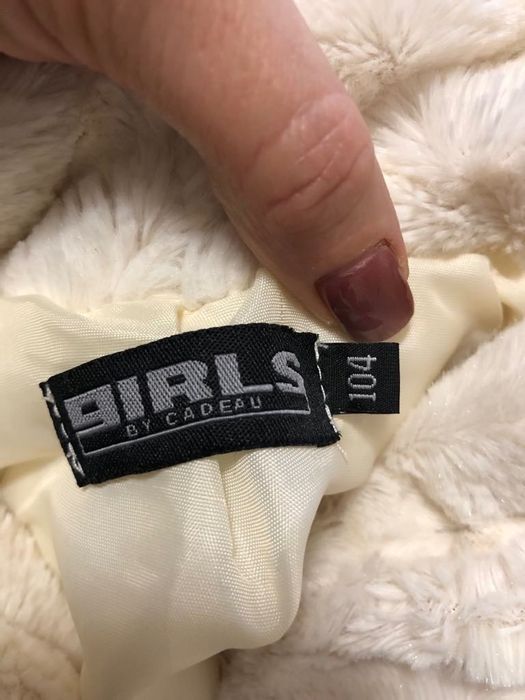 Късо палто в бял цвят