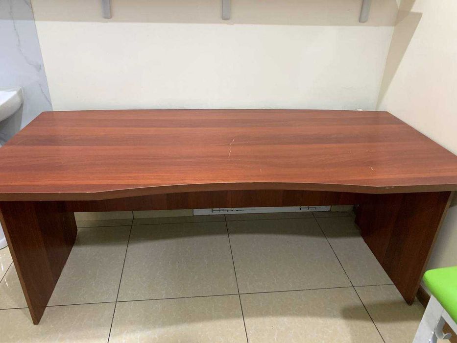 Большой офисный письменный стол в хорошем состоянии