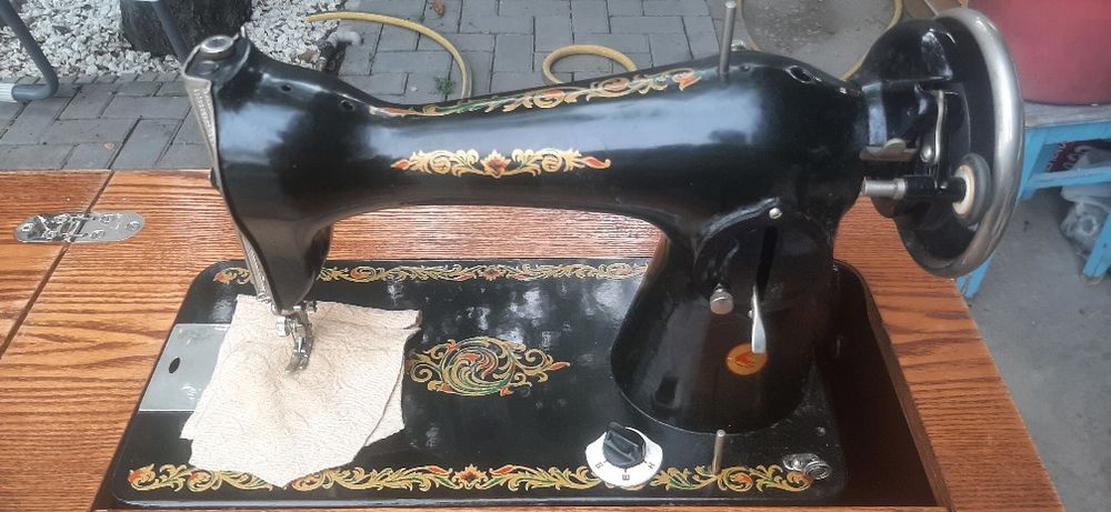 Продам швейную машинку