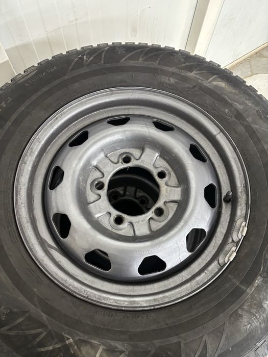 Продам резину с дисками на Уаз