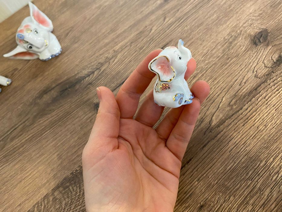 Продам трех слоненков