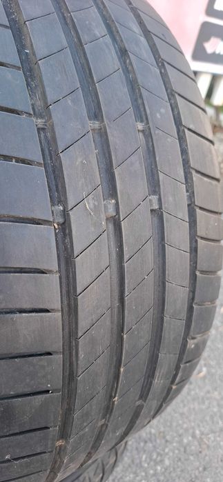 2бр. 245/40/18 Bridgestone 6mm грайфер, дот 21г. ---