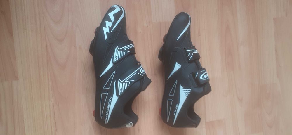 Vand o pereche de pantofi barbatesti pentru ciclism stradal, marca Northwave, stare foarte buna, marimea 42