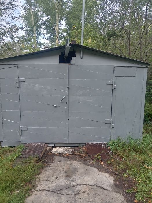 Гараж железный капитальный.