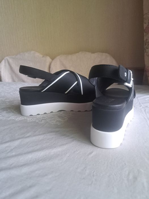 Босоножки черные