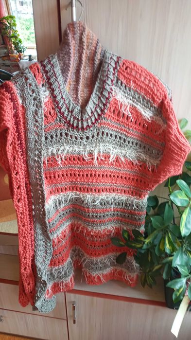 Ръчно плетена ажурена дамска блуза.